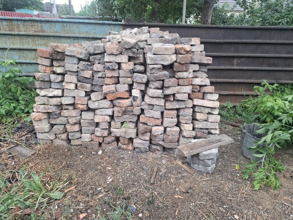 Кирпич продаются