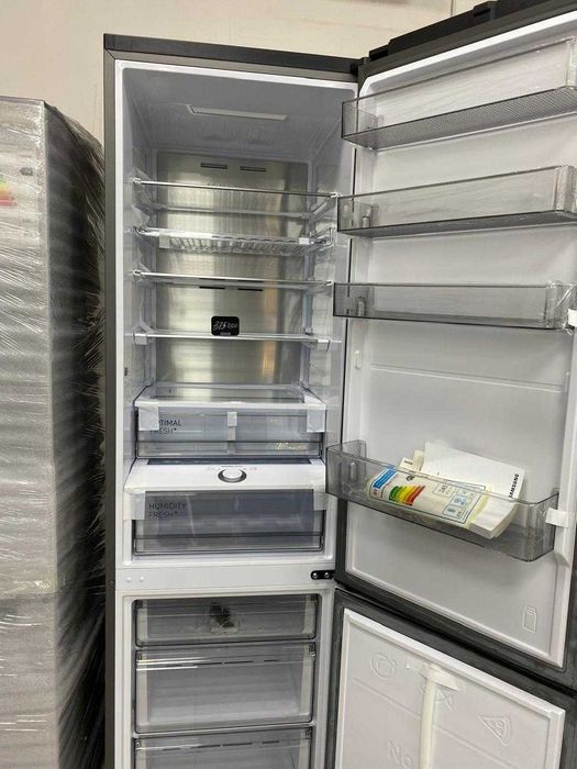 Холодильник Samsung RB38C776DB1/WT черный