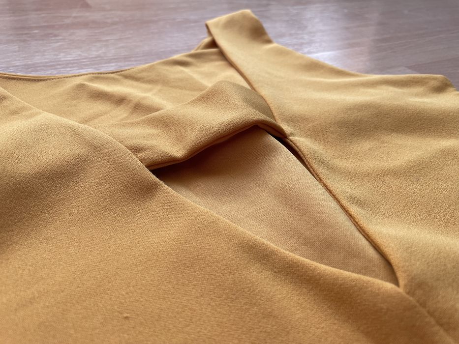 Рокля в цвят горчица и още една