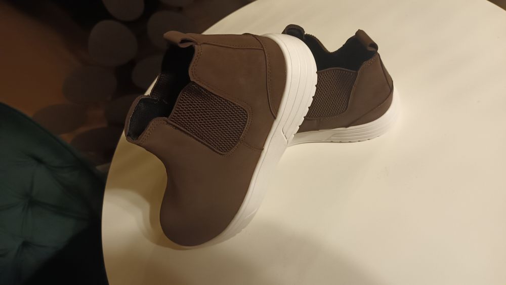 Vând pantofi casual pt barbati