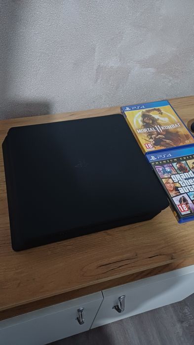 Vand ps4 cu 2 jocuri si controller