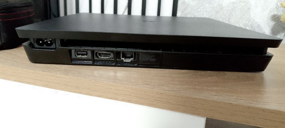 Playstation 4 slim