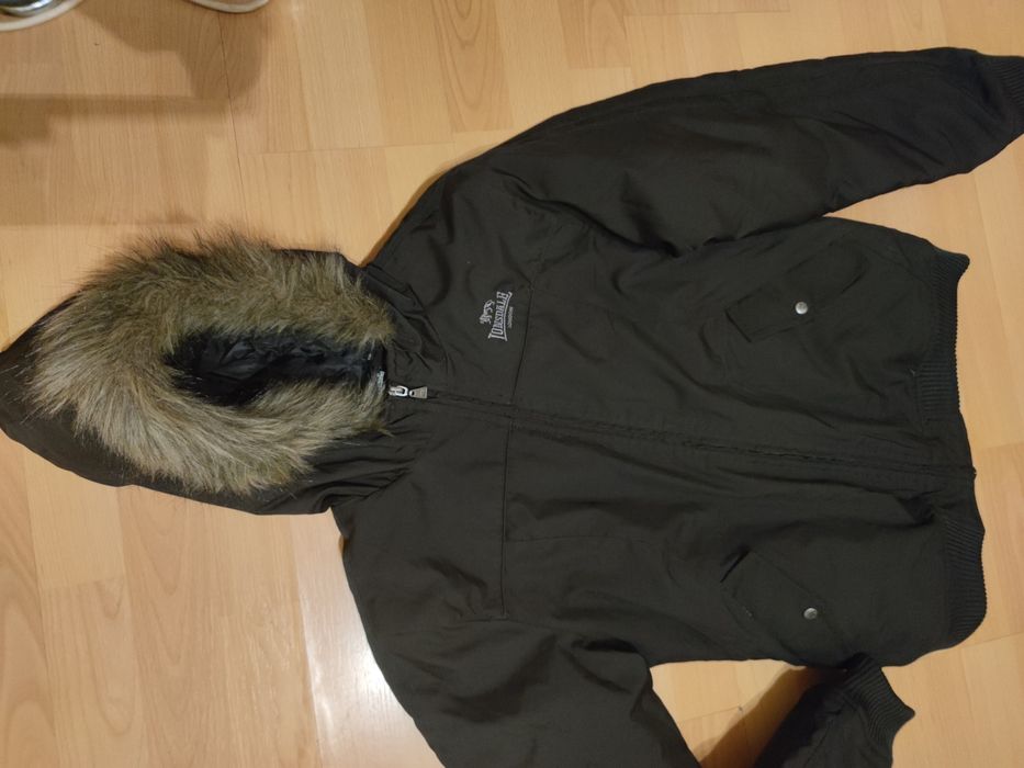 Продавам ново дамско яке Лонсдейл