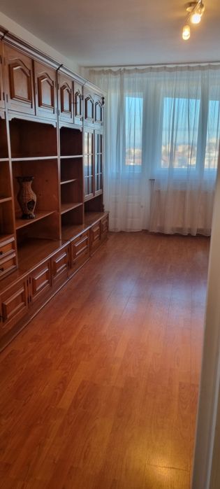 Închiriez apartament cu 2 camere