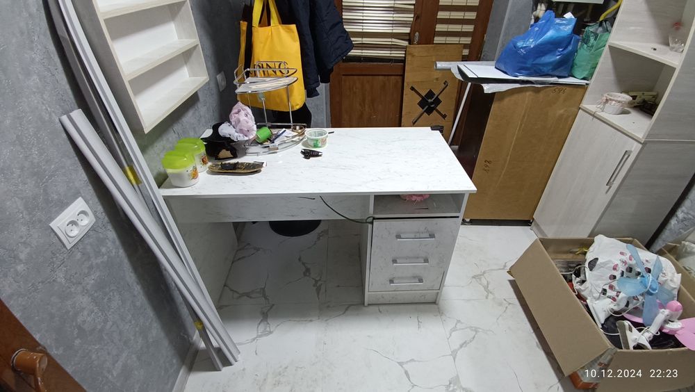 Маникюрный стол продаётся.