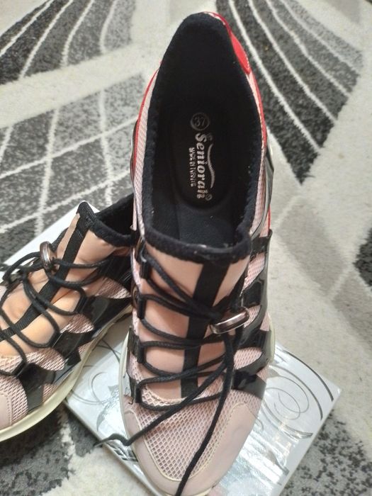 Кроссовки женские