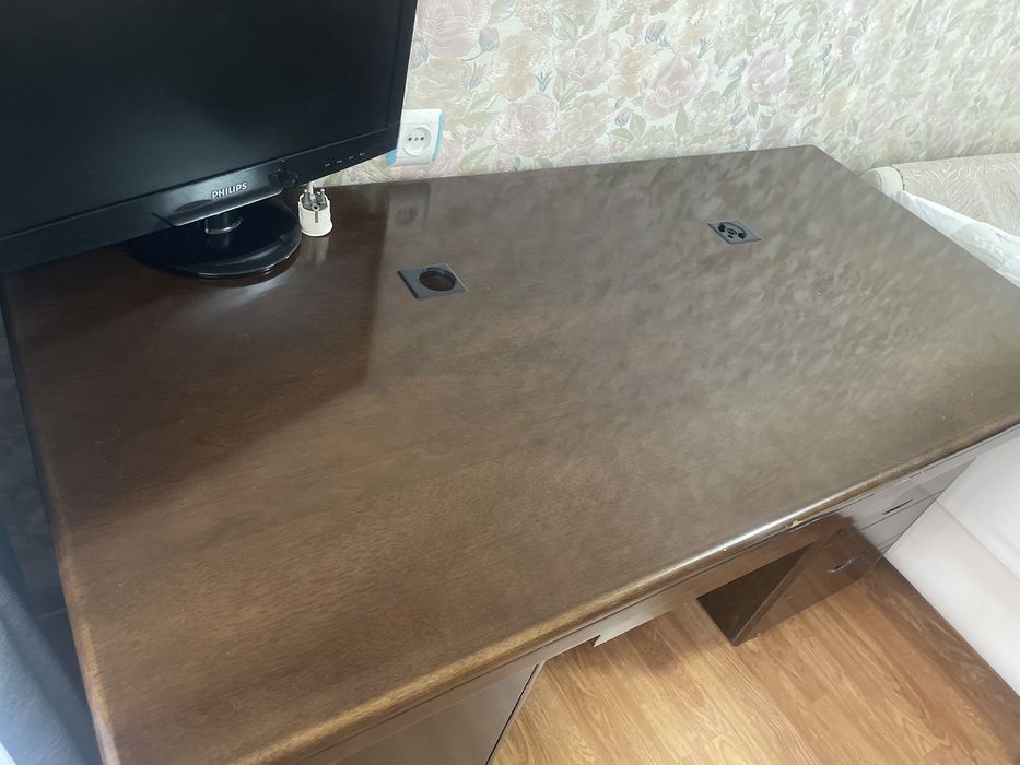 Стол письменный лакированный