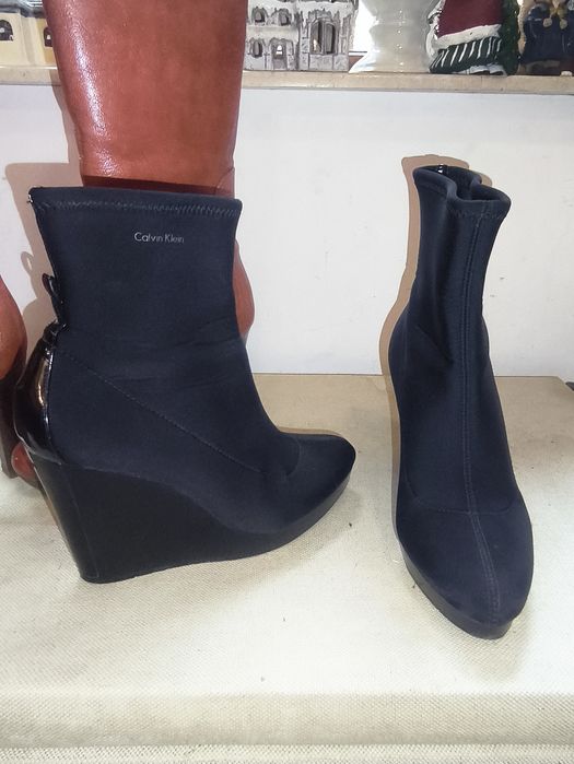 Nina West u Kelvin Klein 37 номер