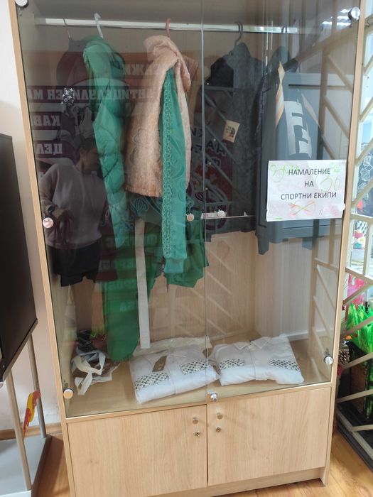 Витрина със заключващи се вратички