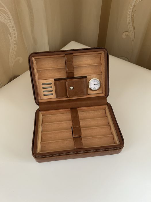 Преносим хумидор от естествена кожа за 6 пури – черен/кафяв