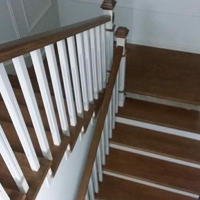 Мебельный дом продаёт диваны и лестницы.