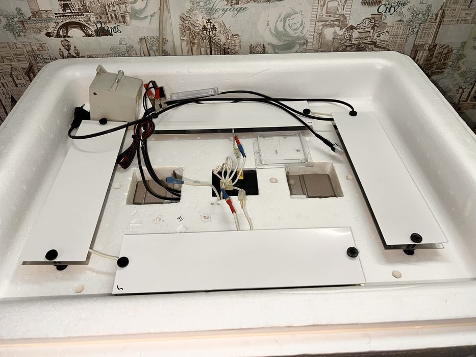 Продам инкубатор НЕСУШКА на 104 яйца