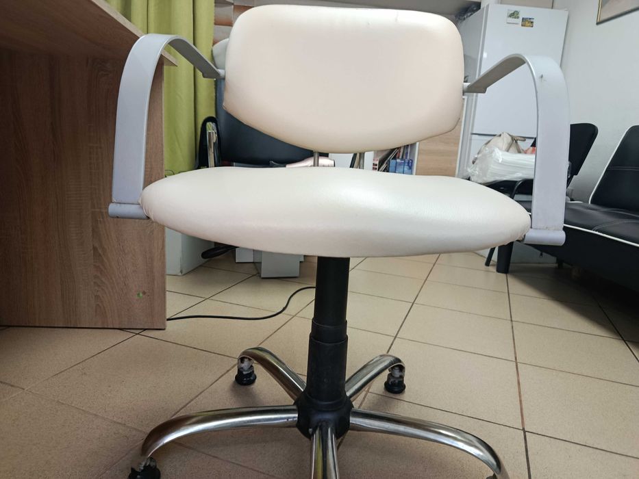 Продавам  фризьорски бежов стол  за работа