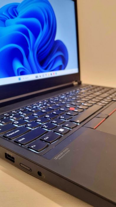 Laptop Lenovo ThinkPad P15 Gen 2 i7 15.6 IPS 32GB 1TB SSD Windows 11