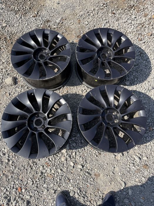 Джанти Tesla Model 3