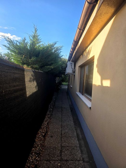 Închiriez Casa singur in curte