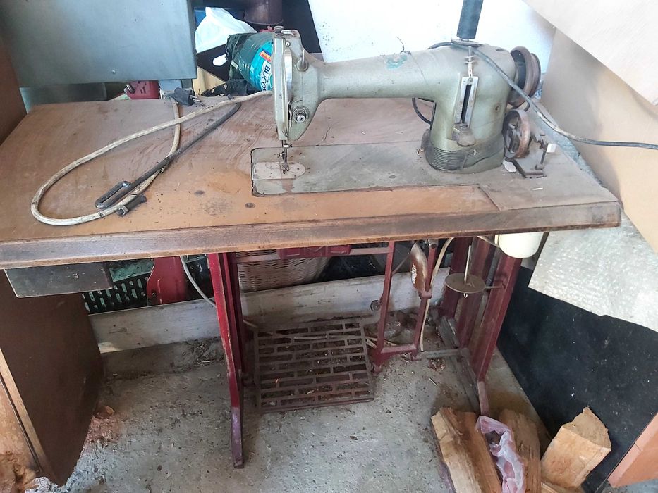 Doua masini de cusut vechi, dar functionale