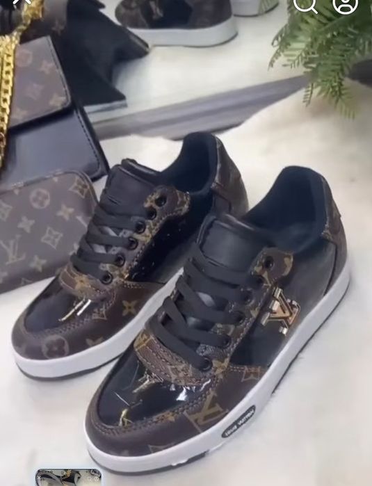 Adidasi LV,diverse mărimi, logo metalic auriu, saculet, etichetă