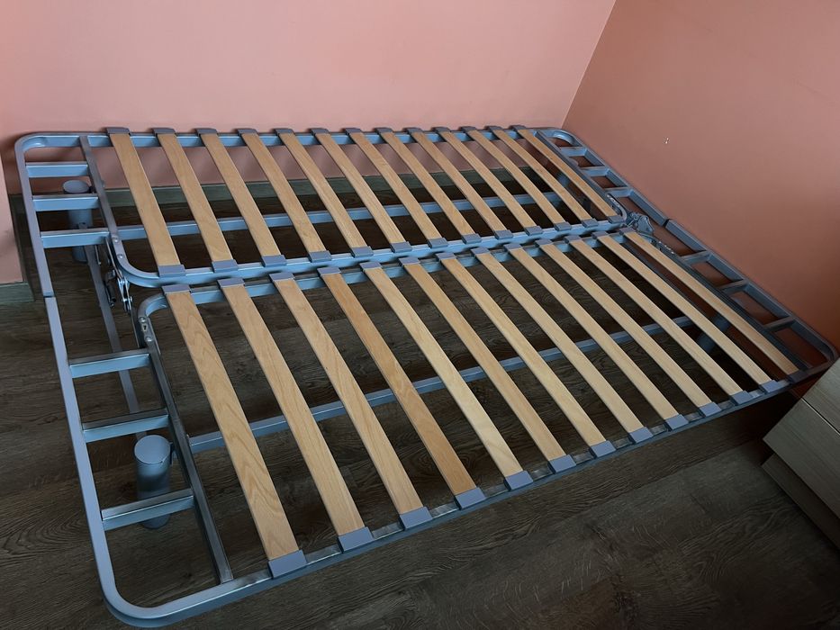 Разтегателен диван с подматрачна рамка