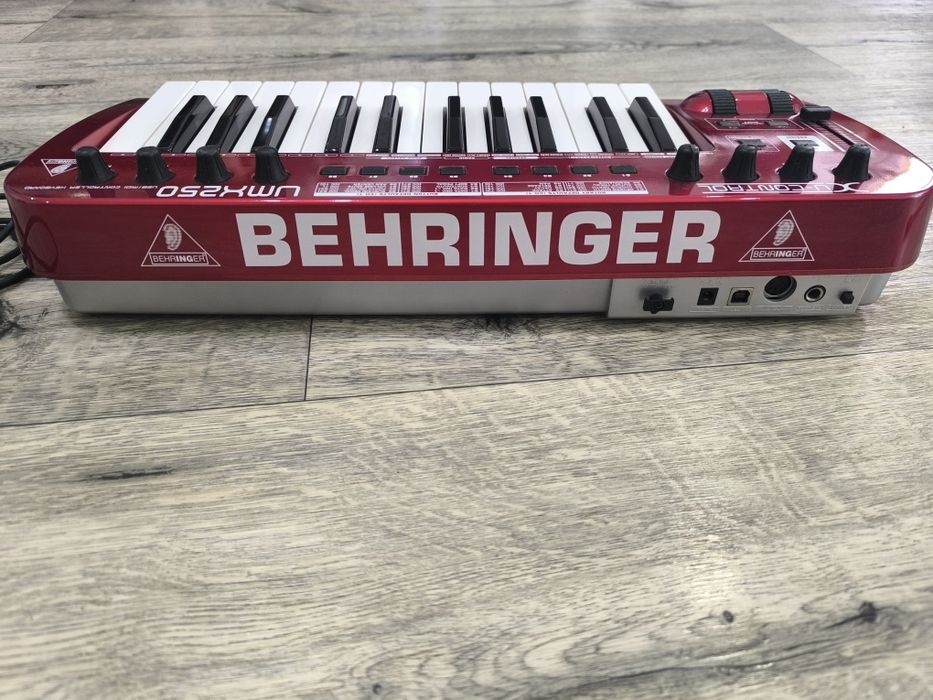 Миди клавиатура Behringer 25
