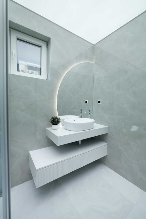 Продава се обзаведен тристаен апартамент