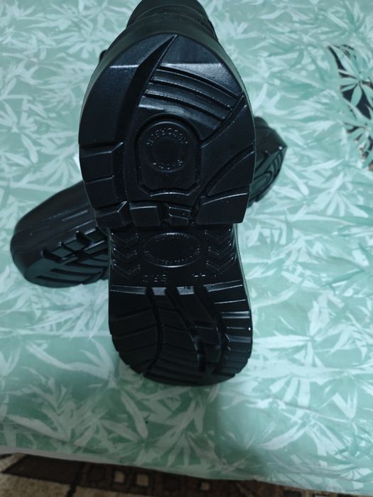 Чисто нови черни боти