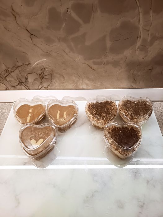 Prăjituri de casă: tiramisu și cheesecake cu ciocolată