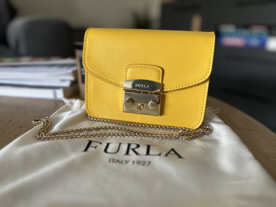 Дамска чанта Furla Metropolis Mini, естествена кожа, жълта