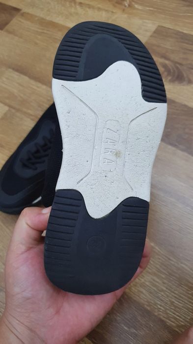 Продам кроссовки ZARA