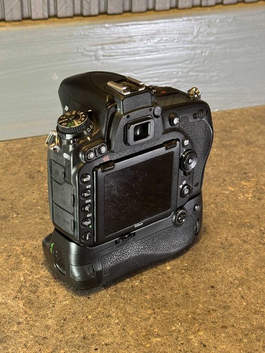 фотоапарат Nikon d750 + батериен грип + 2батерии + диатанционен спусък