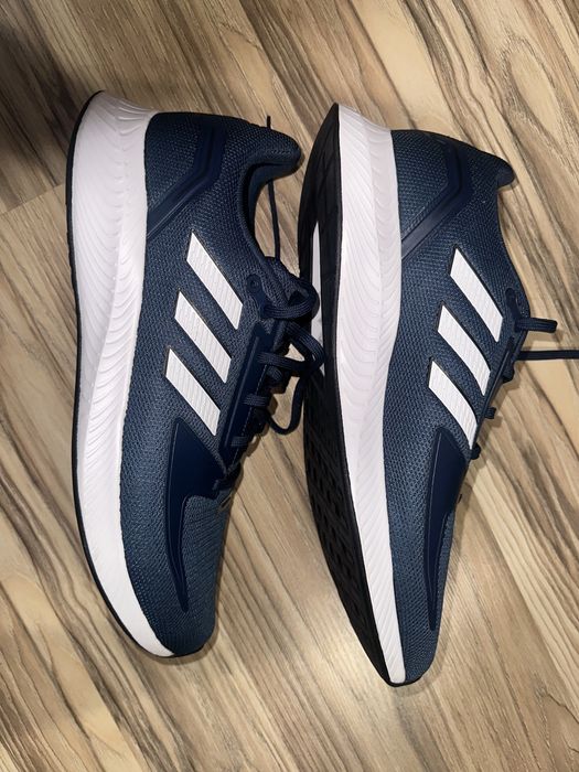 Продам кроссовки Адидас