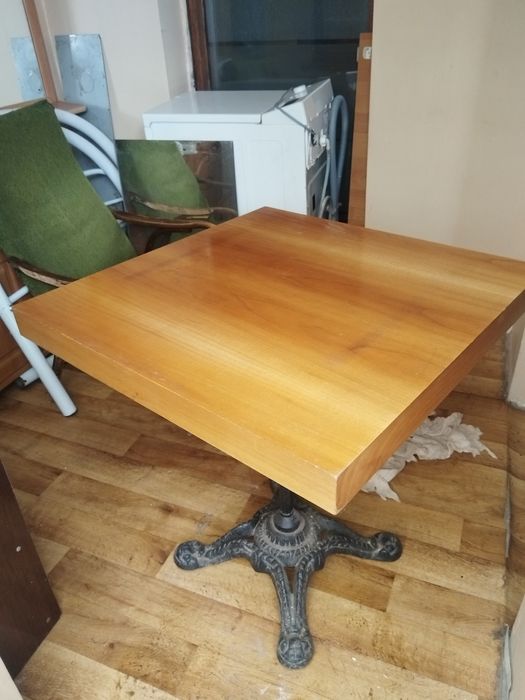 Стол на чугунной основе