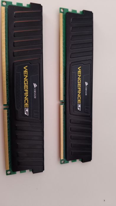 Vând 2x4gb RAM DDR3 corsair