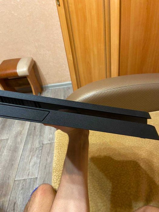 Playstation 4 Slim 1TB + геймпад, игры