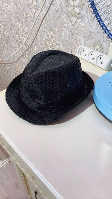 Шляпа черная блестящая
