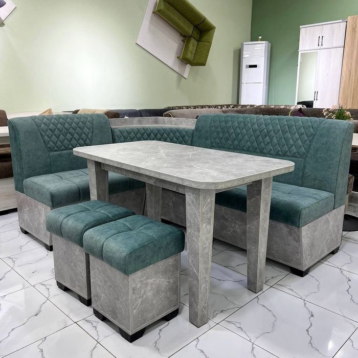 Скидка.Кухонный уголок сундук,2 пуфика и столимеется рассрочка.