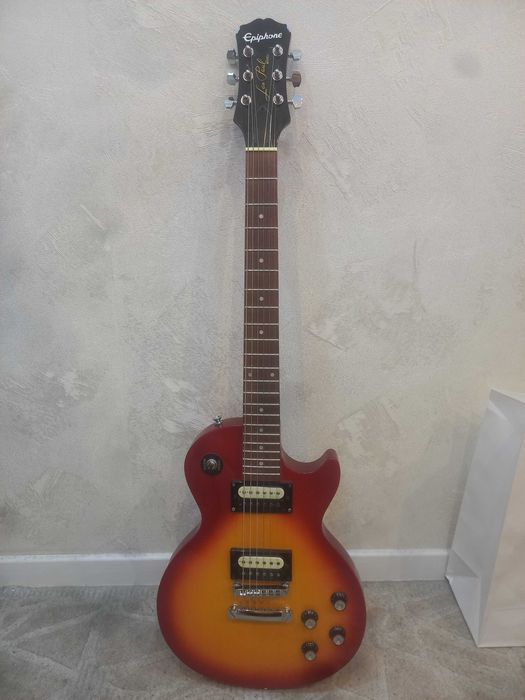 Электрогитара Epihone Les Paul Model