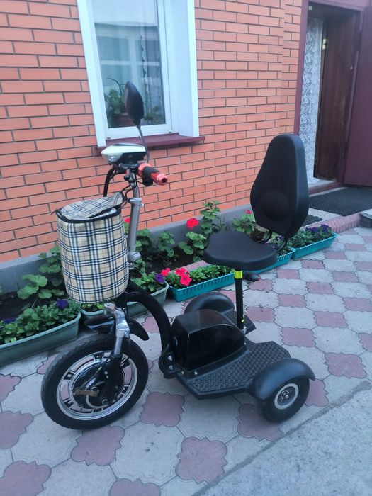 Электрический трёхколёсный самокат. Состояние 10/10 .