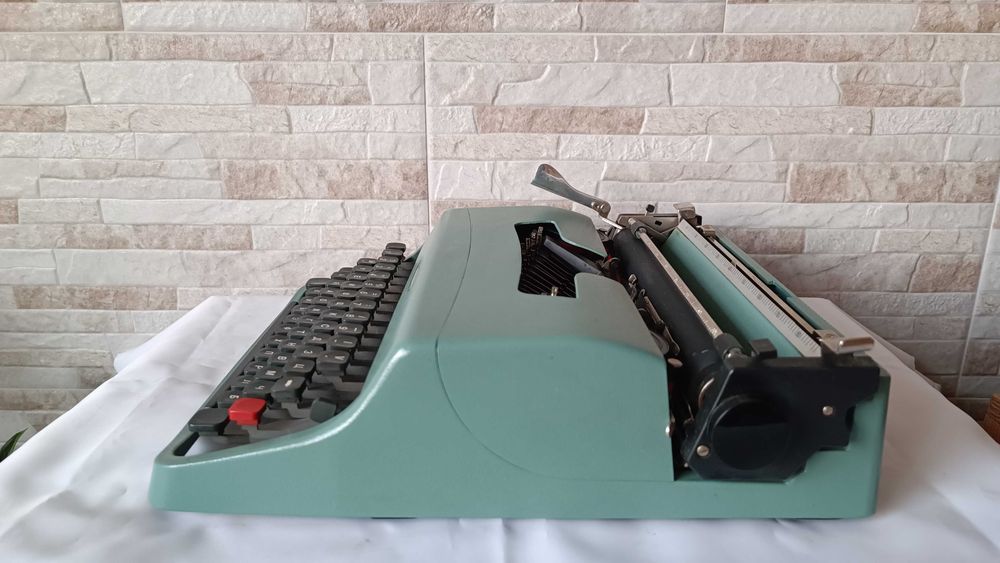 Стара колекционерска пишеща машина Olivetti Lettera 32 - Italy- 1960" год.