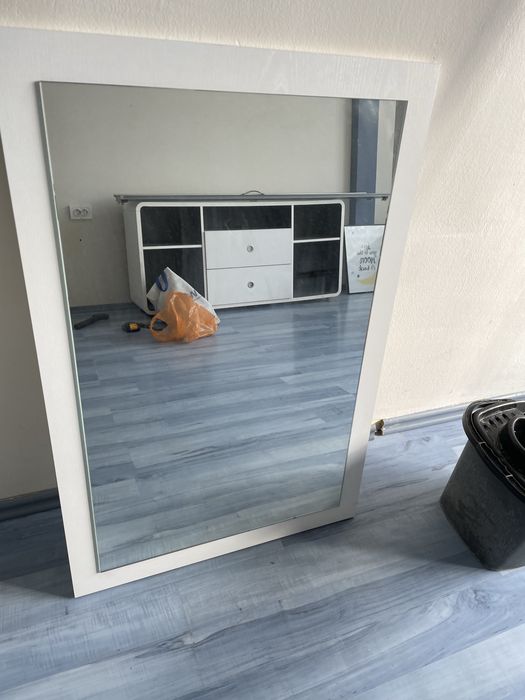 Огледало върху масивна дървена основа