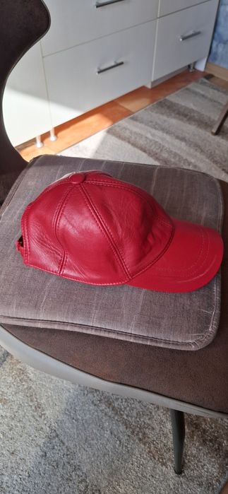 Șapcă de damă culoarea roșie