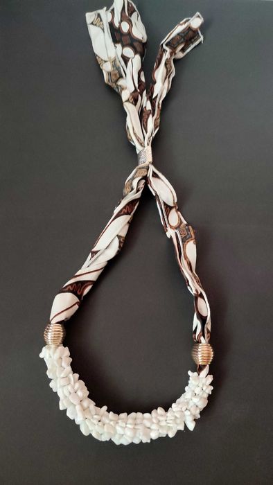 Ефектно колие от естествени камъни