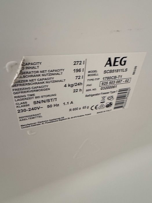 Хладилник AEG за вграждане, 272 л