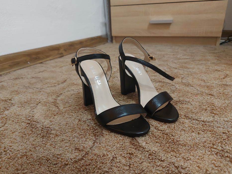 Sandale negre cu toc gros , marime 36