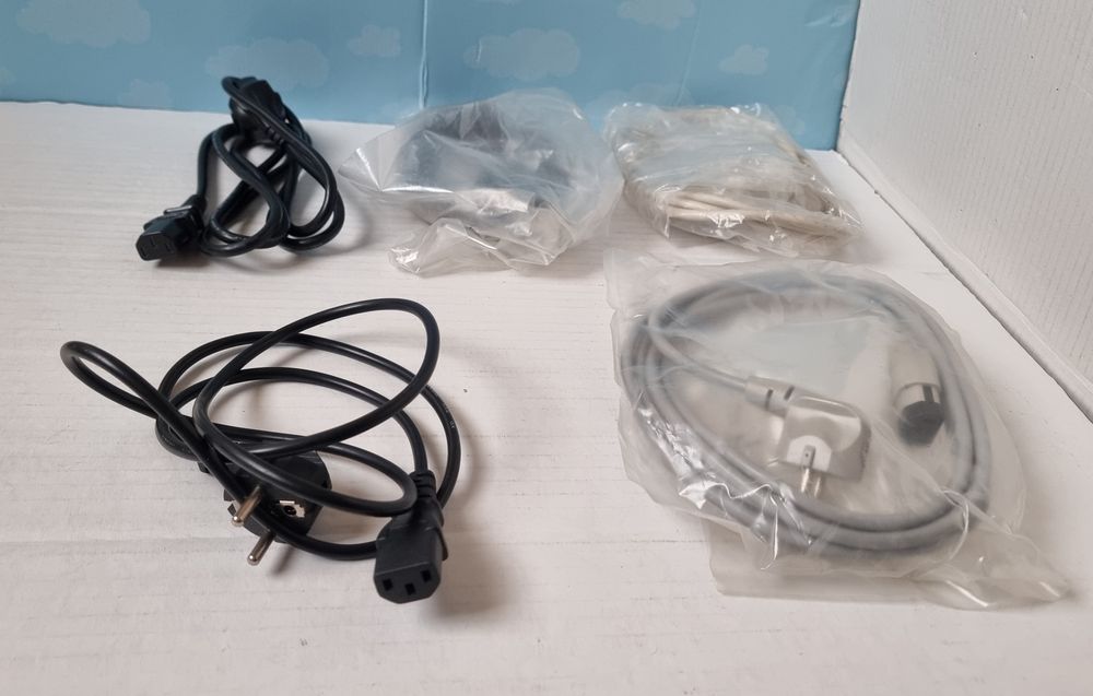 Lot cabluri VGA, DVI-D, scart, alimentare PC, un adaptor DVI - VGA