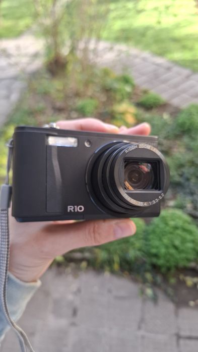 Компактен дигитален фотоапарат Ricoh R10 – 10MP, 7.1x оптичен зум, раб