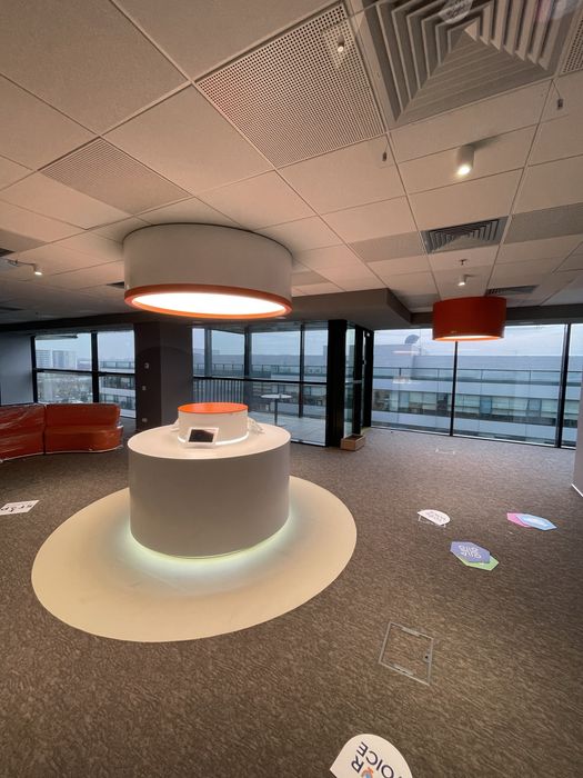 Stand Display Cilindru Corian Mobilier Showroom