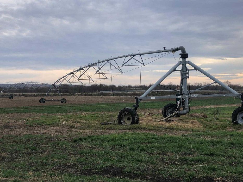 Instalatie de irigat cu rampa de udare si pivot mobil