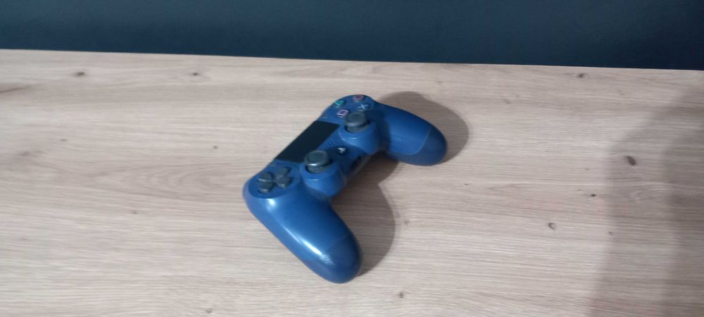 Vând controller sony wireless dualshock 4 navy blue pt PS4 în stare bună merge perfect,nu are probleme, fac doar predare personală în brașov