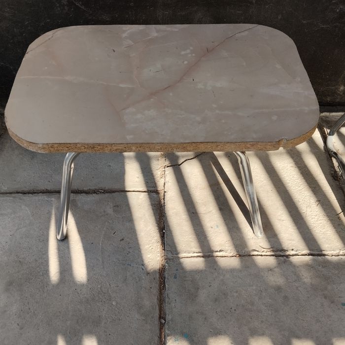 Столик продам . . К за